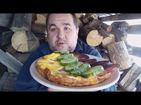 Видео: Обжор - яичница с помидорами, жареной колбасой и огурцами