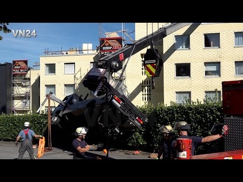 Видео: VN24 — Кровельный кран накренился на дом — пожарные пытаются его поднять.