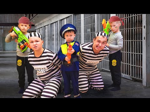 Видео: Полицейский на синем тракторе учит воришку быть честным и справедливым