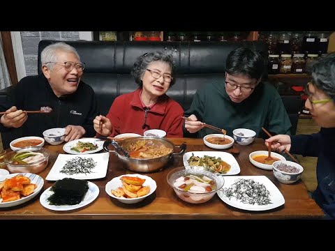 Видео: Гопчанг мукбанг, тофу с тофу, тофу, колбаса и перец чили, семейный мукбанг