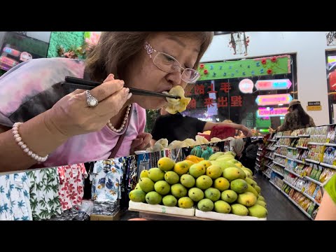 Видео: Пешеходная улица , Санья/ Минисо-что можно купить?!/ В поисках еды/