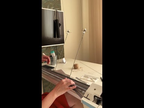 Видео: Вязальная машина Каскад. Заправка нити и пробный образец