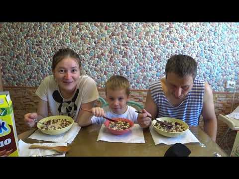 Видео: МУКБАНГ ШАРИКИ НЕСКВИК С МОЛОКОМ | FAMILY MUKBANG RUSSIAN PANCAKES WITH TEA #nesquik #mukbang #milk