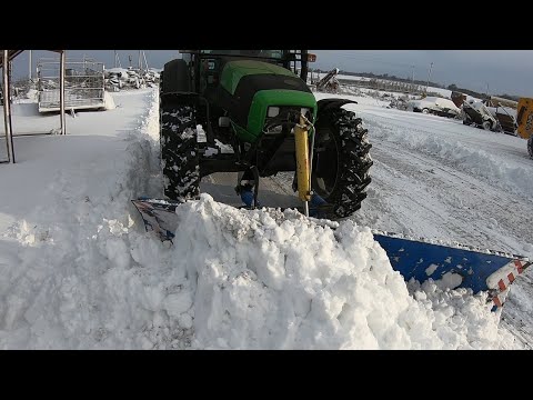 Видео: Первый снег. DEUTZ-FAHR AGROFARM 115G с лопатой для уборки снега. Смотрим  озимую пшеницу.