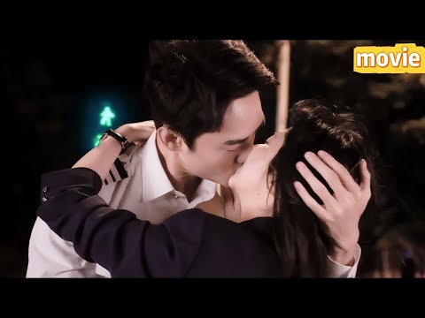 Видео: Холодный инструктор действует🔥 Поцеловал пилотку перед всеми💞 Она покраснела, но не отказала😳