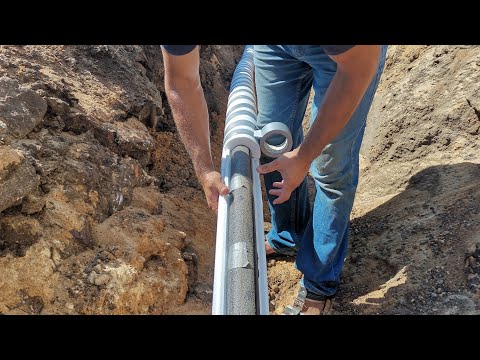 Видео: Прокладка водопроводных труб. Пенопластовая скорлупа.