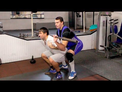 Видео: Как правильно страховать в приседаниях со штангой