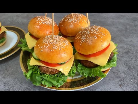 Видео: Үй жағдайында БУРГЕР дайындаймыз🍔 Чизбургер рецепт казакша. Гамбургер в домашних условиях