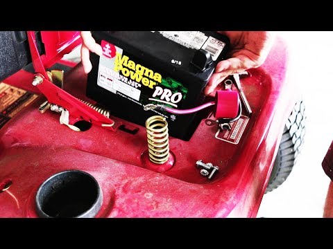 Видео: Как заменить аккумулятор газонокосилки