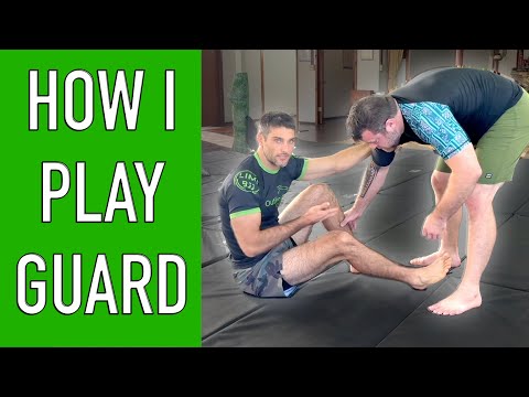 Видео: Как играть в открытом гарде сидя (анализ BJJ)