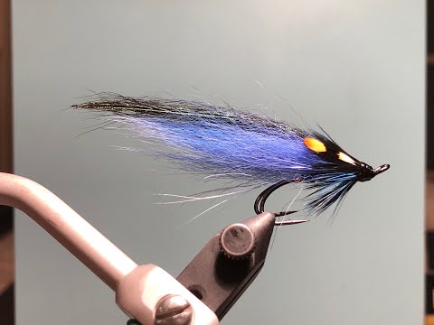 Видео: Лососёвая  мушка Blue & Black Samurai - Hairwing (Salmon Fly) Как связать от GM FLY