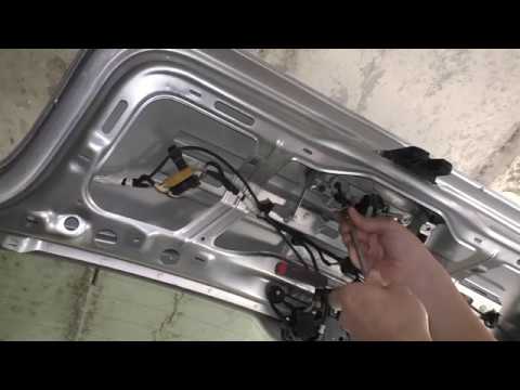 Видео: VW Polo 2001-2009 Как снять замок крышки багажника и активатор - removing the trunk lock