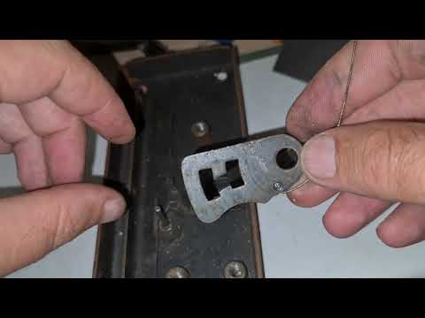 Видео: Вскрытие сейфового замка велосипедными спицами.