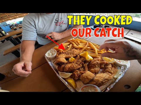 Видео: Мы принесли свежевыловленного морского окуня в местный ресторан, и нам его приготовили. CCC