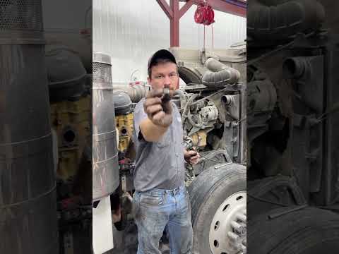 Видео: Удаление сломанной шпильки коллектора! #Ремонт #механик #дизельмеханик #caterpillar #rebuild #pet...