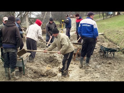 Видео: Мешканці Рунгурів розпочали будувати дорогу власними силами