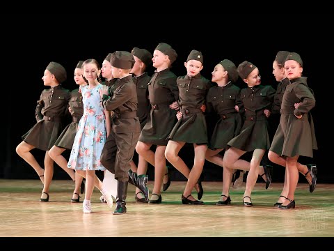 Видео: Идёт солдат по городу, студия «Микс Дэнс». A soldier walks through the city, "Mix Dance" Studio