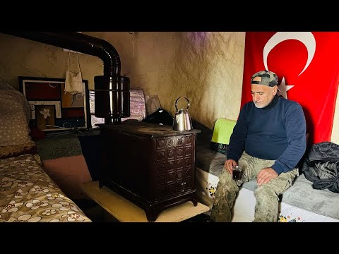 Видео: ОН ЖИВЕТ ОДИН НА ВЕРШИНЕ ГОРЫ - ЖИЗНЬ В ГОРАХ
