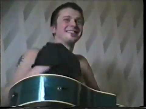 Видео: Квартирник 2000 год, Илья "Черт" Кнабенгоф, группа "Пилот"