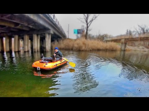 Видео: Осваиваем лодку на местной реке | Плаваем на лодке пока холодно