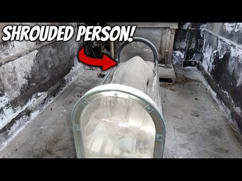 Видео: Невероятный стеклянный гроб в этом мавзолее — Поджореале, Неаполь. Часть 9.