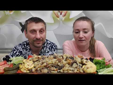 Видео: РУССКИЙ МУКБАНГ ЖАРЕНАЯ КАРТОШКА С ШАМПИНЬОНАМИ | RUSSIAN MUKBANG FRIED POTATOES WITH MUSHROOMS