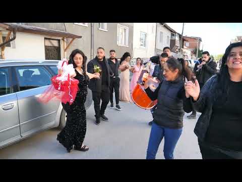 Видео: Носене на роклята на Дани и Владко гр.Банско\  Grand studio