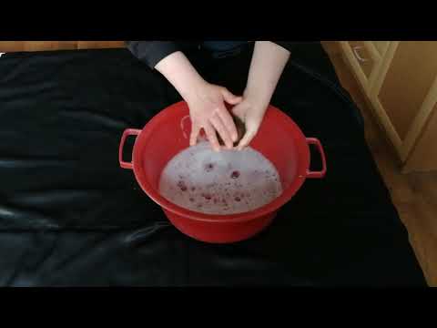 Видео: Супер-способ стирки колготок без деформации.