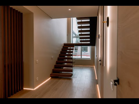 Видео: Современная и лёгкая лестница на монокосоуре со стеклянными ограждениями в посёлке Живописный