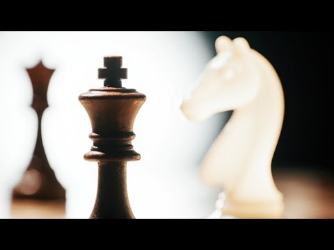 Видео: ♟️ Живые шахматы онлайн | Блиц, ловушки и весёлые разборы