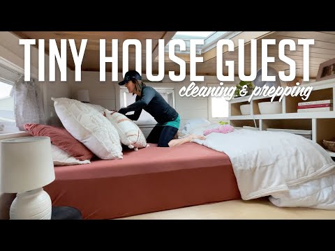 Видео: Уберитесь в моем крошечном доме вместе со мной — гости идут!