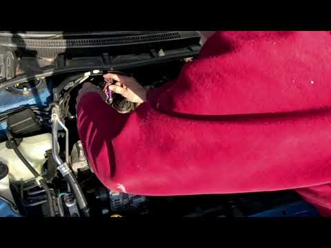 Видео: Как заменить угольный фильтр на Toyota Corolla