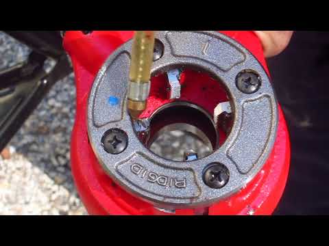 Видео: Как нарезать резьбу на черной чугунной трубе. Мастер-сантехник Тим Картер.