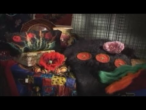 Видео: Мокрое валяние. Делаем брошку в виде цветка мака, театральную сумочку и пуговицы. Мастер класс