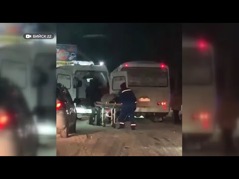 Видео: Случаи падения людей под колёса автобусов участились в Бийске из-за гололёда (Бийское телевидение)