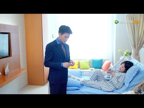 Видео: Золушка случайно упала, генеральный директор откладывает все, чтобы позаботиться о ней