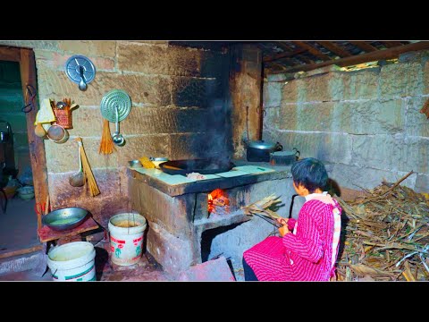Видео: Первобытная жизнь в забытой деревне, приготовление дров в каменном доме