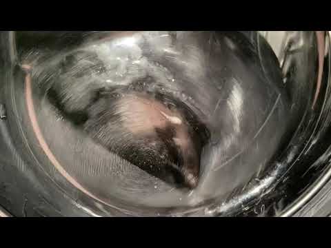 Видео: СТИРКА КУРТКИ И РЮКЗАКА: БЫСТРО 30: 40°