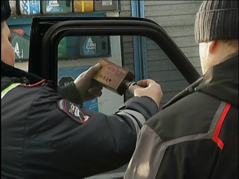 Видео: Водитель Range Rover не пропустил «скорую» с мигалками и сразу нарвался на штраф