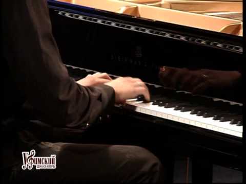 Видео: Прелюдия и фуга До-минор исполняет Руслан Воротников