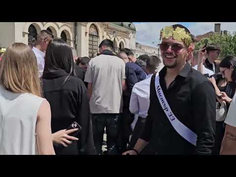 Видео: Абитуриенти на площад "Александър Невски" с чалга, алкохол и райски газ