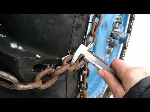 Видео: Трактор МТЗ 80 монтаж цепей. Очередной снегопад.