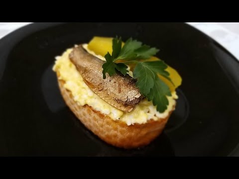 Видео: Бутерброды со шпротами на праздничный стол. Закуска со шпротами и огурцом. Самая вкусная закуска!
