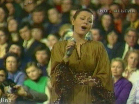 Видео: Валентина Толкунова (А любовь-то лебедем)