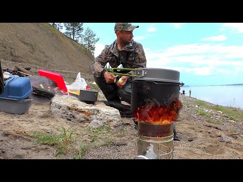 Видео: ГОТОВЛЮ УХУ ПОКА ПАРНИ НАТАСКИВАЮТ РЫБУ \  РЫБАЛКА 2019