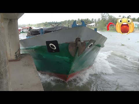 Видео: Опасный момент! Баржа пробилась после удара о мостовую опору!