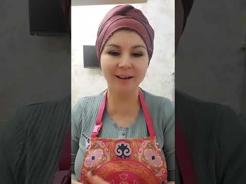 Видео: Зәмирә Рәҗәпова туры эфирда "Сметанник" пешерә.