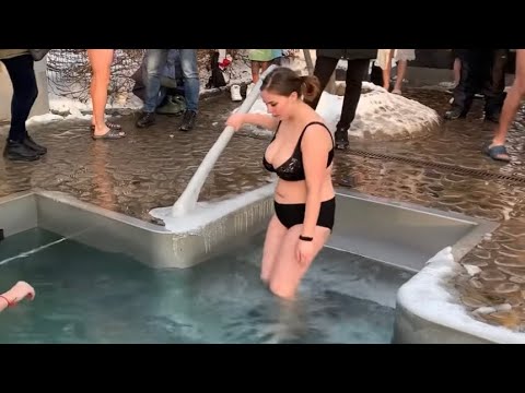 Видео: ВОДОХРЕЩА Купания в Проруби КРЕЩЕНИЕ 2021 Крещенские Купания Winter Ice Bath Swimming in ice hole