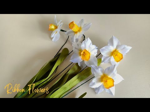Видео: Сделай сам |  Как сделать цветок нарцисс из атласной ленты легко