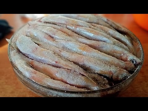 Видео: Так солят ЗЕЛЬДЬ ( ряпушка) на севере! Очень вкусный способ!